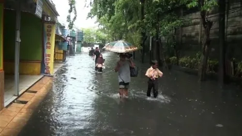 Banjir Landa Jalan Bangun Nusa Cengkareng Jakbar, Kendaraan Tak Dapat Melintas
