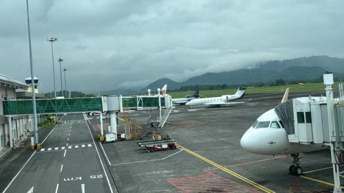 6.165 Penumpang Gagal Terbang dari Bandara Manado Imbas Erupsi Gunung Ruang