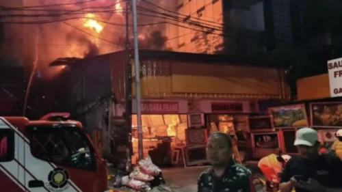 Ibu Sri Histeris saat Tahu Anaknya Jadi Korban Kebakaran Ruko Pigura Mampang